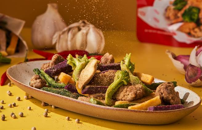 色香味超刷嘴 师园蒜味盐酥鸡100%神复制成饼乾。(图/品牌提供)