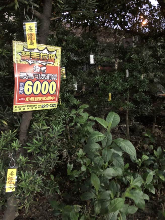 三重里长叶仁德里长贴「符咒」阻偷倒垃圾　效果奇佳再也没有人敢倒了 （戴上容摄）