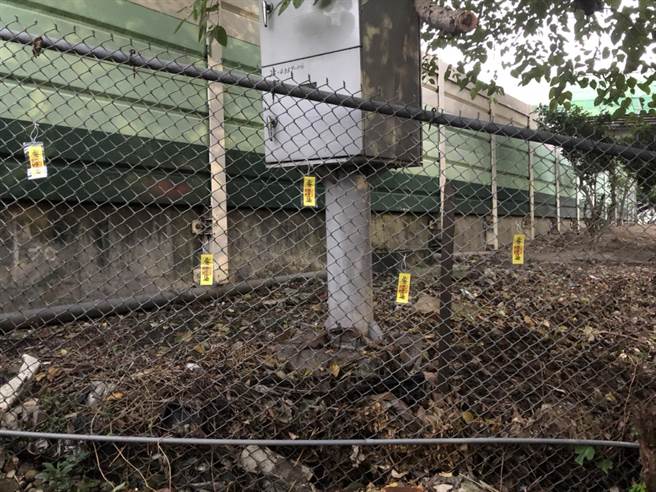 三重里长叶仁德里长贴「符咒」阻偷倒垃圾　效果奇佳再也没有人敢倒了 （戴上容摄）