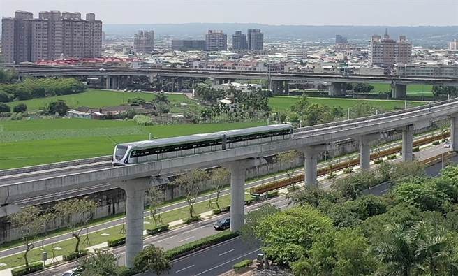 台中捷运绿线因连结器轴心事件造成通车日期延后，台中市交通局长叶昭甫29日指出，台中捷运绿线36个车箱，连结器轴心将全数更换。（黄国峰摄）