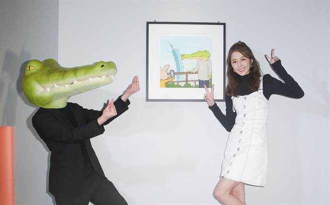 邵雨薇现身「Keigo展-我的生活不可能那么坏」开幕活动与鱷鱼先生互动。（吴松翰摄）