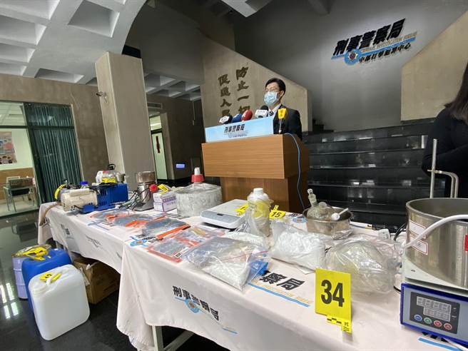 警方破获涉嫌制造第三级毒品恺他命工厂及非法持有以色列制式手枪案。（卢金足摄）