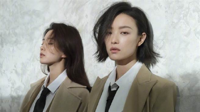 刘诗诗倪妮两大女神一同登上杂志封面，大秀火辣曲线。（图／微博@嘉人）