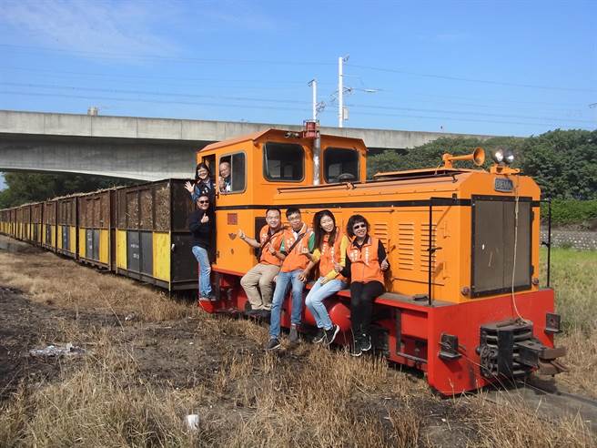 云林县政府举办「来虎尾追台糖5分车」活动，邀大家来体验「3铁同框」歷史之旅。（张朝欣摄）