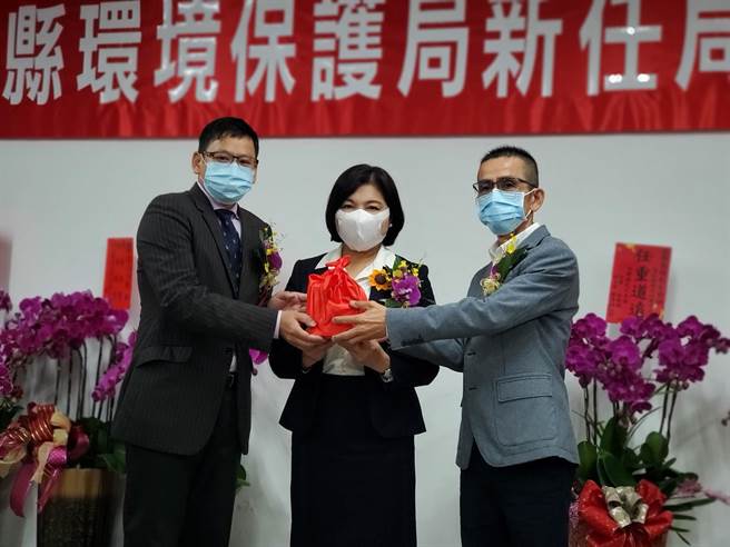 布达典礼29日在环保局局长室外举行，过程简单隆重，环保局副局长黄富义（右）把印信交回给县长张丽善（中），再交接给张乔维。（周丽兰摄）