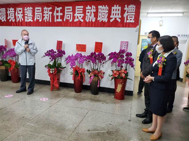 环保署稽查大队副总队长姜祖农（致词者）受邀观礼，县长张丽善（右一）也对环保署喊话请求协助燃料棒去化的问题。（周丽兰摄）