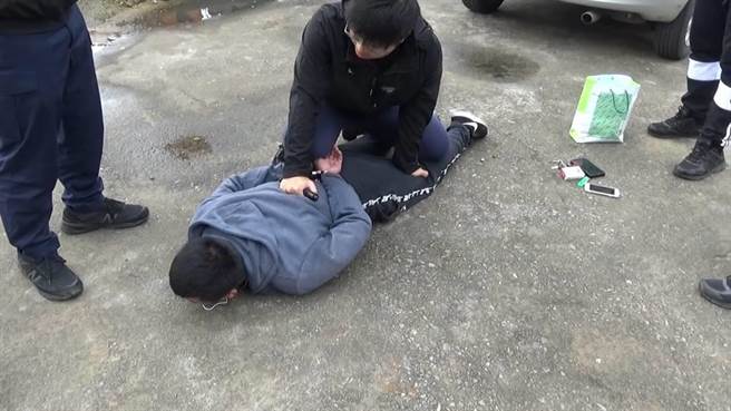 男子扮成檢察官詐騙67歲婦人315萬，遭警方當場逮補。（姜霏翻攝）