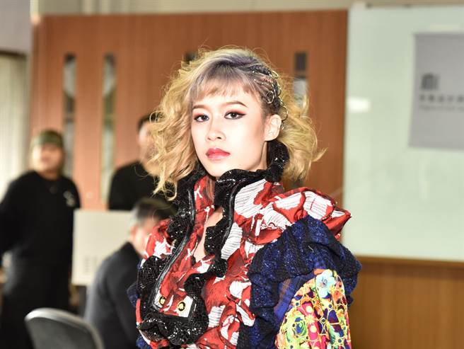 树德科大成立美髮学程，学生模特儿走秀。（林瑞益摄）
