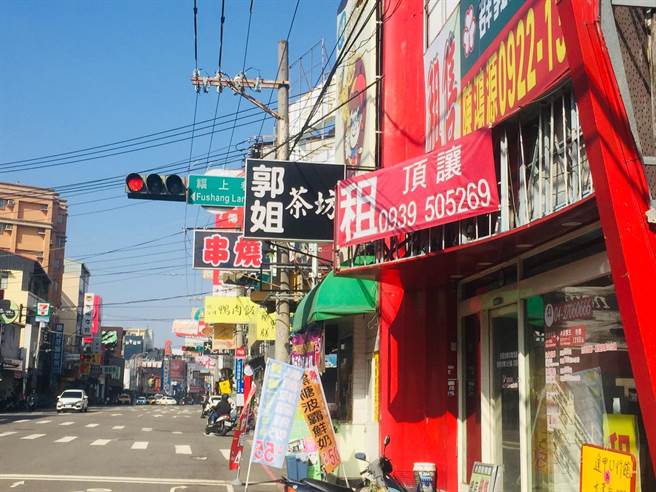 受疫情重创，全台指标夜市甲商圈人潮锐减，部分指标店面陆续贴出招租广告。（冯惠宜摄）