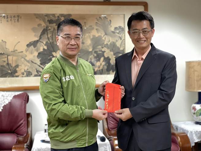 内政部长徐国勇26日南下慰问警员，他表扬六龟警分局新威所长江保成。（警方提供／林瑞益高雄传真）