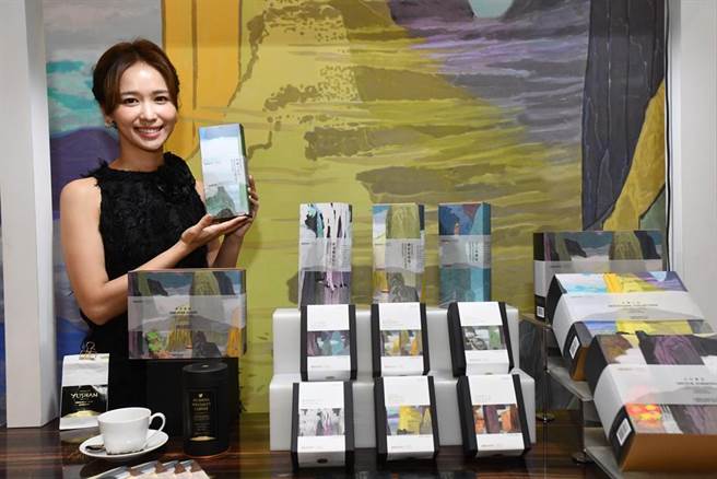 六福旅游集团携手国立歷史博物馆，推出首支联名商品《惊艳臺湾精品咖啡》系列，文青艺人陈明珠出席「行动咖啡馆」活动。(六福旅游集团提供)