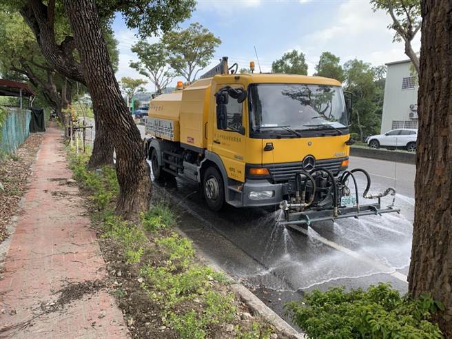 台湾西部空气品质转差，台中市府启动应变措施，要求营建业加强洗扫街。(环保局提供／林欣仪台中传真)