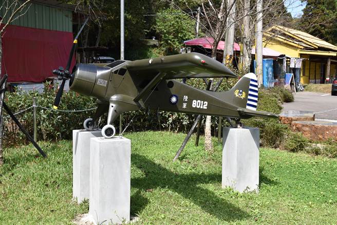 陆军总部今年8月送了一架海狸机的模型，放在向天湖畔当做永久纪念。（谢明俊摄）
