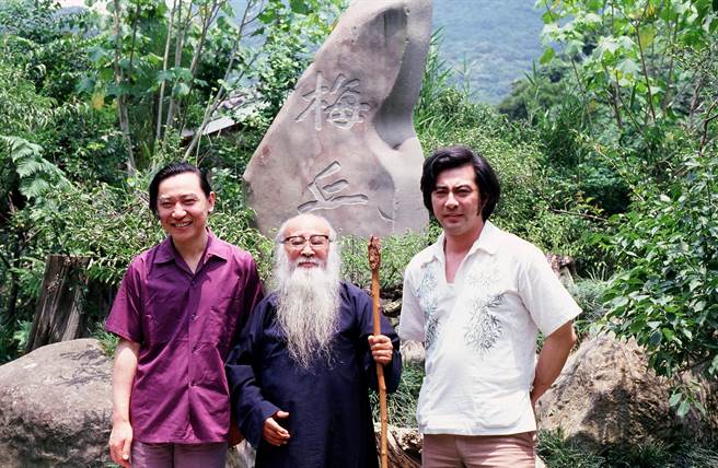 鋼琴家傅聰（左起）與國畫大師張大千、新象藝術創辦人許博允，三人於1982年在張大千的耶摩精舍留下難得的合影。（許博允提供）