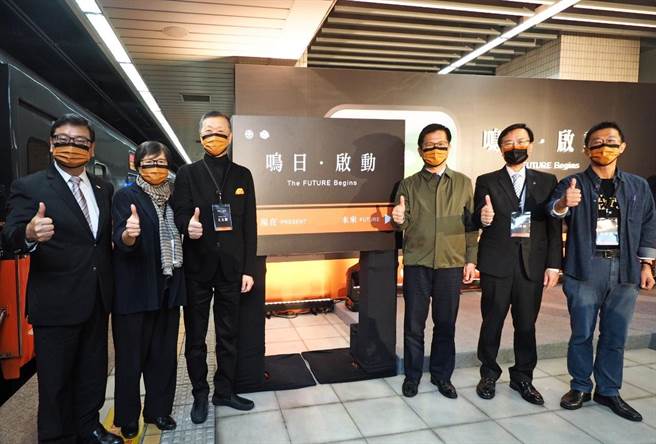 左起交通部觀光局局長張錫聰、台灣觀光協會會長葉菊蘭、雄獅集團董事長王文傑、交通部部長林佳龍、台鐵局局長張政源、立法委員許智傑。（雄獅提供）