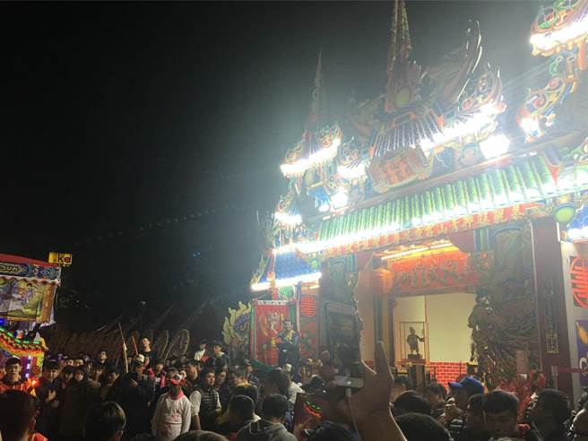 北市万华区每年都会举办「艋舺青山王祭」，且几乎每年都办理至凌晨，民眾抱怨遶境队伍施放鞭炮，产生过大的声音，吓坏长辈及幼童，议员应晓薇要求市府严格施行管理办法，保障民眾生活安寧。（吴康玮摄）