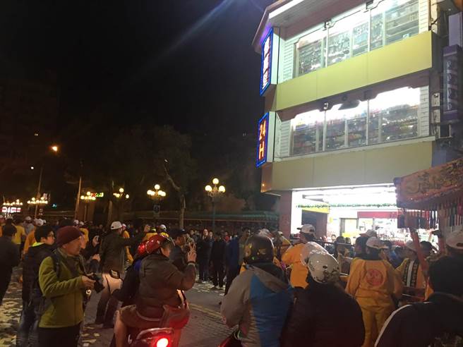 北市万华区每年都会举办「艋舺青山王祭」，且几乎每年都办理至凌晨，民眾抱怨遶境队伍施放鞭炮，产生过大的声音，吓坏长辈及幼童，议员应晓薇要求市府严格施行管理办法，保障民眾生活安寧。（吴康玮摄）