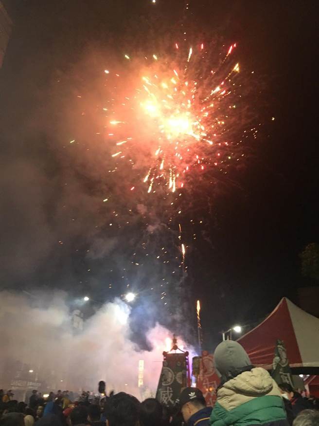 北市万华区每年都会举办「艋舺青山王祭」，且几乎每年都办理至凌晨，民眾抱怨遶境队伍施放鞭炮，产生过大的声音，吓坏长辈及幼童，议员应晓薇要求市府严格施行管理办法，保障民眾生活安寧。（吴康玮摄）