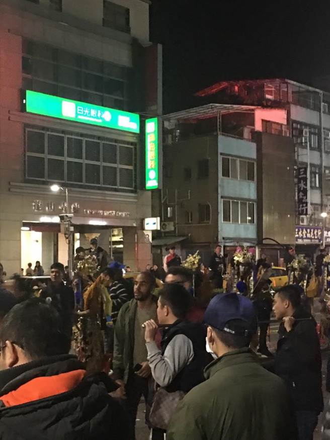 北市万华区每年都会举办「艋舺青山王祭」，且几乎每年都办理至凌晨，民眾抱怨遶境队伍施放鞭炮，产生过大的声音，吓坏长辈及幼童，议员应晓薇要求市府严格施行管理办法，保障民眾生活安寧。（吴康玮摄）