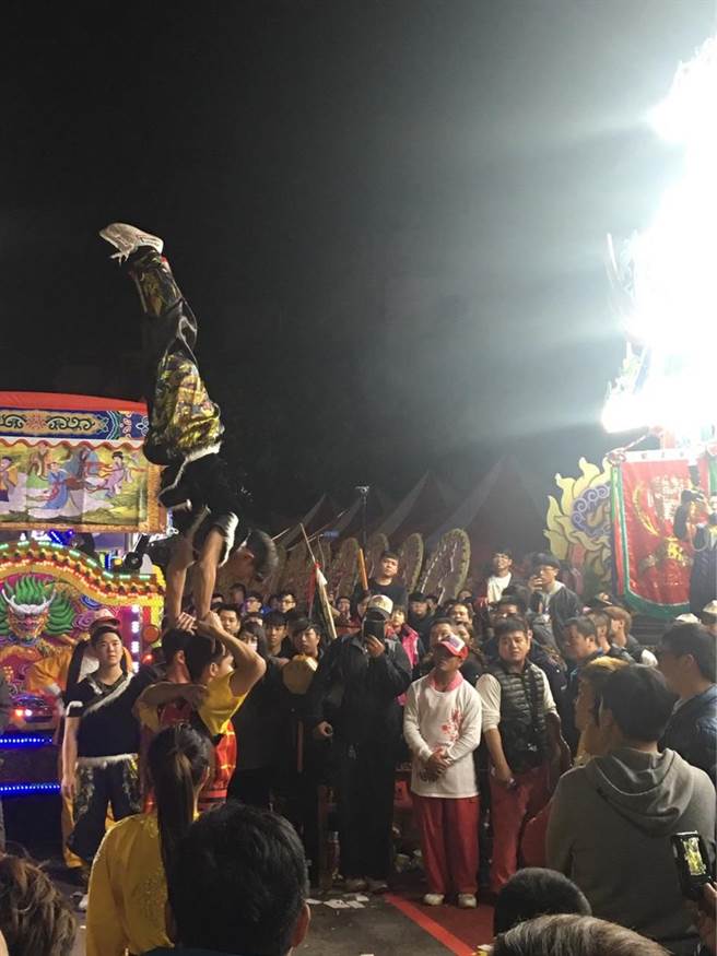 北市万华区每年都会举办「艋舺青山王祭」，且几乎每年都办理至凌晨，民眾抱怨遶境队伍施放鞭炮，产生过大的声音，吓坏长辈及幼童，议员应晓薇要求市府严格施行管理办法，保障民眾生活安寧。（吴康玮摄）