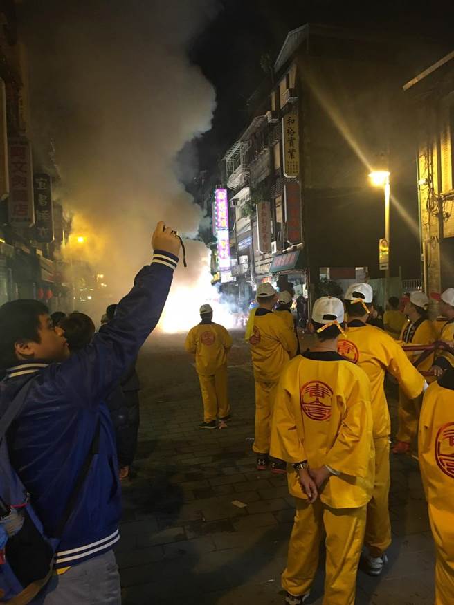 北市万华区每年都会举办「艋舺青山王祭」，且几乎每年都办理至凌晨，民眾抱怨遶境队伍施放鞭炮，产生过大的声音，吓坏长辈及幼童，议员应晓薇要求市府严格施行管理办法，保障民眾生活安寧。（吴康玮摄）
