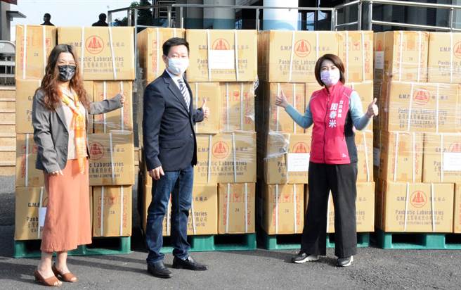 台药厂送爱到宏国，立委周春米(右)助力不少。(林和生摄)