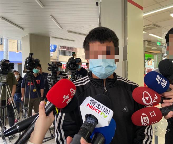 江父29日下午出面说明，已找到白天到五金行，晚上到洗车厂的两份工作，合计一个月薪水约五、六万，会好好照顾家庭。（卢金足摄）