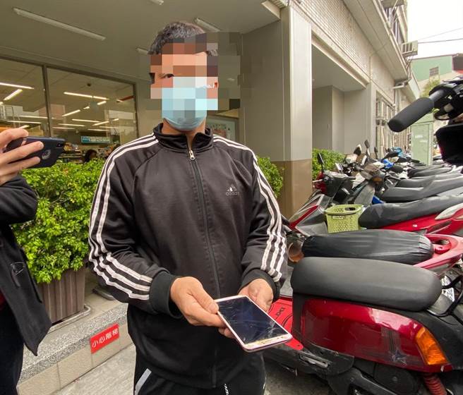 对于有网友质疑江父将捐款拿去买新手机，他出示手中萤幕都摔成裂痕的手机说，这支手机用了七年，没有买新手机。（卢金足摄）