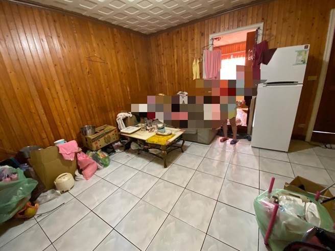 台中市一名生了5名子女的江姓父亲，在网路发文卖婴儿车，一台200元引起关注。（卢金足摄）