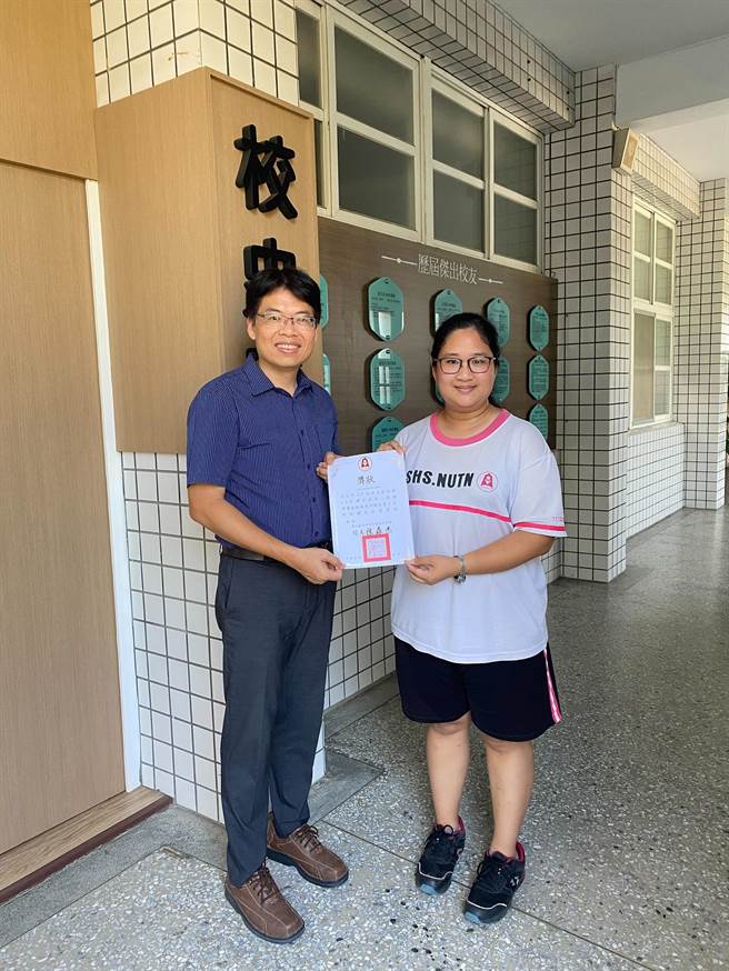 南大附中學生張凱榛（右）平時學習認真，今年度申請國立台灣大學「希望入學計畫」，成功錄取台大會計系。（南大附中提供／李宜杰台南傳真）