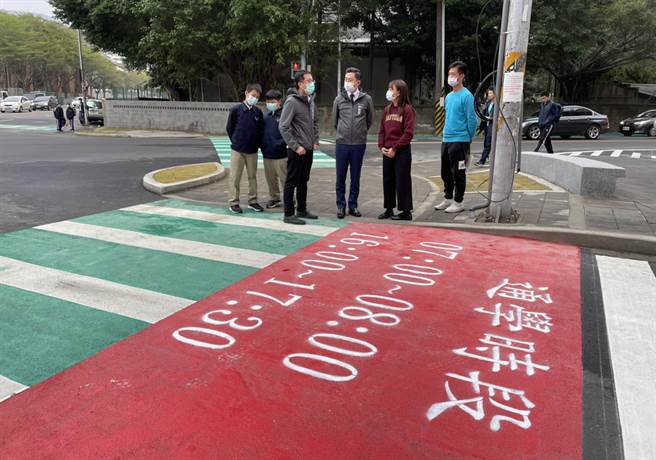 新竹市政府為讓新竹中學等學區學生有條安全的通學步道，特別打造安全步行的「通學巷」。（陳育賢攝）