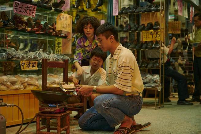 孙淑媚、杨大正剧中带2个儿子。（公视、myVideo提供）