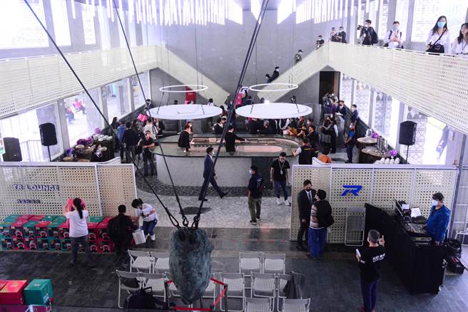 台鐵花蓮後站禮賓候車室首度曝光，2層樓空間約300，還能感受戰機俯衝的臨場感（王志偉攝）