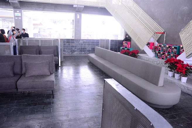 禮賓候車室裡有舒適區，設有空調、無線網路、充電插座等，也會推廣在地特色美食。（王志偉攝）