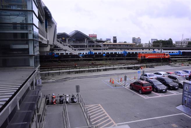 花蓮車站區域臨戰機航道，在禮賓室2樓開放區，可邊喝咖啡並感受戰機俯衝的臨場感。（王志偉攝）
