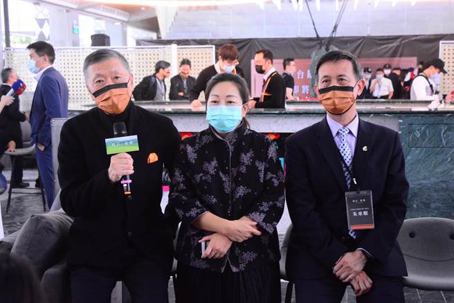 雄獅旅行社推出「鳴日號」今試航到花蓮車站，雄獅董事長王文傑（左起）、縣長徐榛蔚、台鐵副局長朱來順等人感受花蓮車站禮賓室舒適。（王志偉攝）