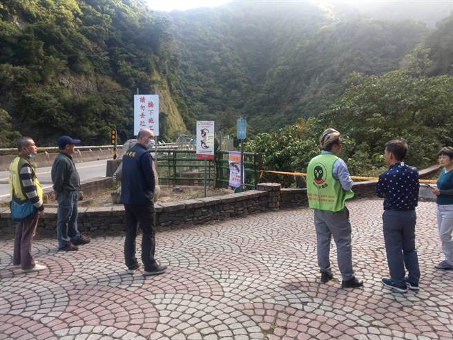 台东县东河乡泰源村猕猴近年来因游客不当造成猴群讨食，台东林区管理处结合县府与警方，即日起联合稽查取缔，最高开罚1万元。（台东县林管处提供／蔡旻妤台东传真）
