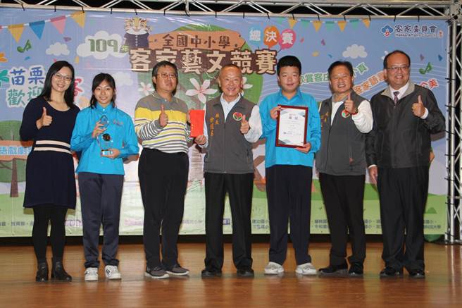 苗栗县今年度参加今年度全国中小学客家艺文竞赛表现优异，勇夺26项奖牌，苗栗县长徐耀昌29日颁奖表扬获奖的学校团队。（何冠娴摄）
