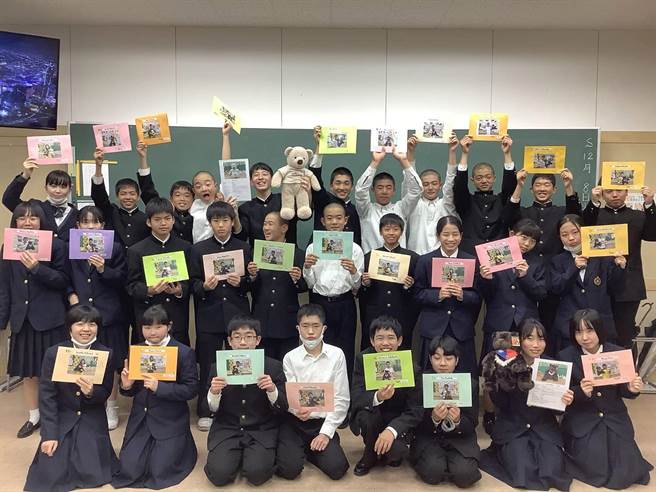 精忠国小每学年都会固定与国外学校学生视讯交流，从小建立国民外交。（嘉义市政府提供∕吕妍庭嘉义传真）