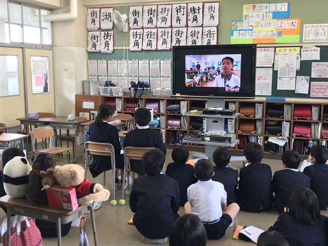 精忠国小每学年都会固定与国外学校学生视讯交流，从小建立国民外交。（嘉义市政府提供∕吕妍庭嘉义传真）