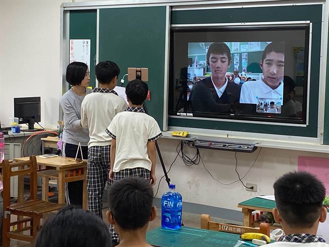 精忠国小每学年都会固定与国外学校学生视讯交流，从小建立国民外交。（嘉义市政府提供∕吕妍庭嘉义传真）