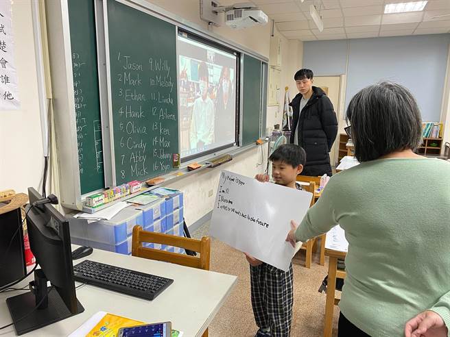 精忠国小每学年都会固定与国外学校学生视讯交流，从小建立国民外交。（嘉义市政府提供∕吕妍庭嘉义传真）