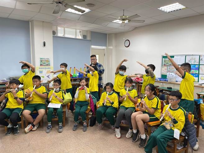 精忠学生还吹奏日本极受欢迎动漫鬼灭之刃的陶笛、直笛作品给四十万小学学生欣赏。（嘉义市政府提供∕吕妍庭嘉义传真）