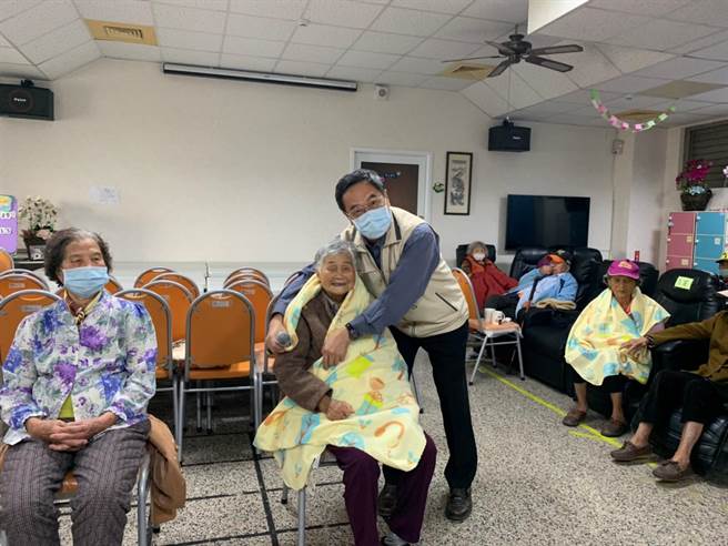 台南市山上区公所启动「寒冬送暖」机制，29日上午区长余基吉至山上长照中心与各里关怀据点关怀长者。（台南市山上区公所提供／刘秀芬台南传真）