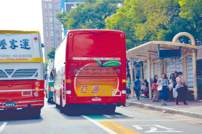 龟山大坪顶地区交通壅挤，桃园市交通局10月试办「大坪顶环状红、绿线」公车，但试营运期间效果不彰，将于元旦停驶。(本报资料照)