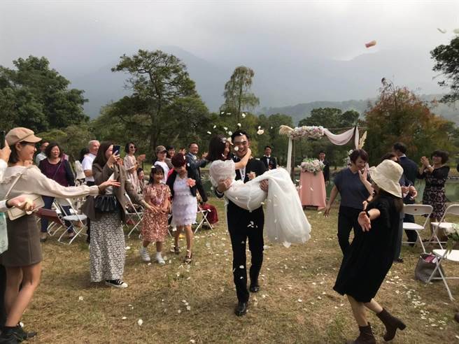 愈来愈多新人选择到休閒农场举办婚宴，在大自然中完成终身大事。屏东仰山休閒农场绿树绿草环绕，让新人得到天地的祝福。（陈文静提供／潘建志屏东传真）