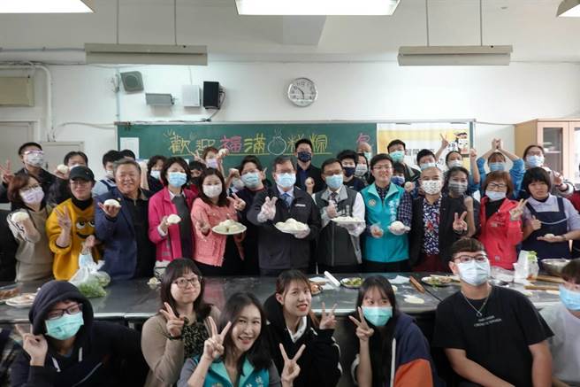 阳明高中举行祈福系列活动，祝福所有高三学生在学测考验能金榜题名。(校方提供／蔡依珍桃园传真)