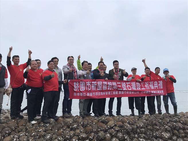 市府於29日舉行3號石滬竣工祈福儀式，市長鄭文燦也邀請民眾來蚵間走踏「蚵殼細道」，緬懷先人捕魚的智慧，及體驗修築石滬的樂趣。（黃婉婷攝）
