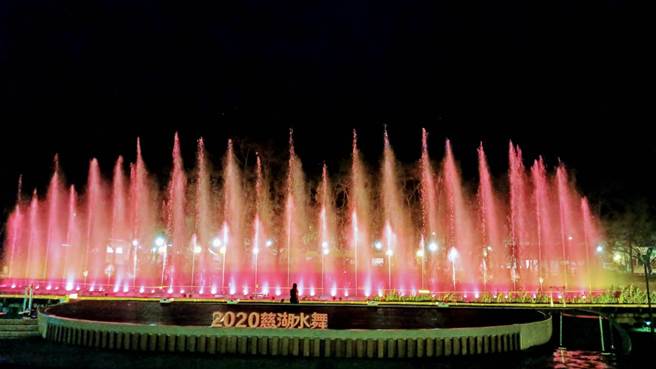 大溪慈湖水舞燈光秀自10月1日演出後，受到民眾熱烈迴響，市府風景管理處再加碼祭出2首跨年、新春圓舞曲，即將於元旦、大年初一接力演出。圖為水舞燈光秀。（黃婉婷攝）