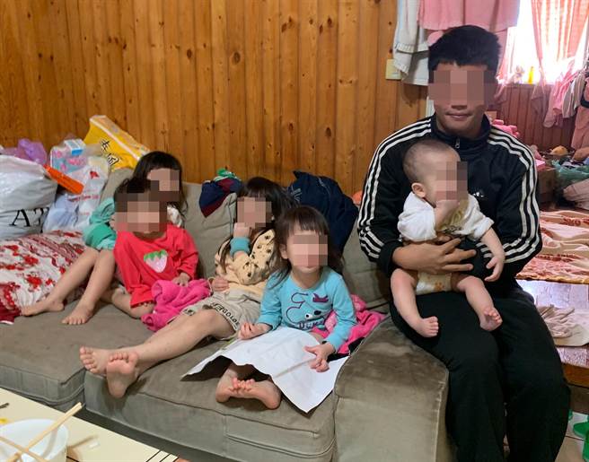 江姓男子育有5名子女，因车祸后家境陷入困境，女儿生病只好上网卖婴儿车，要筹钱带孩子看病。（台中行善团协会提供）